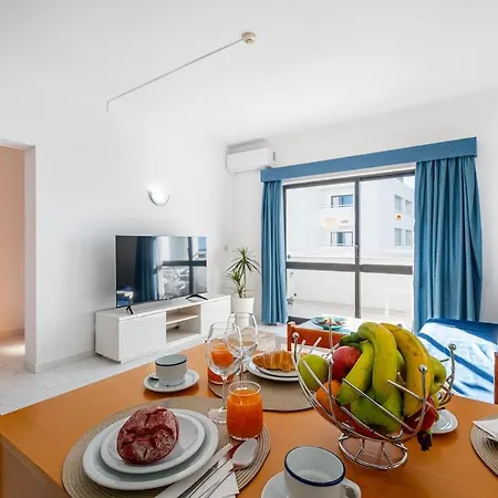 Cozy With Indoor Pool Appartamento *